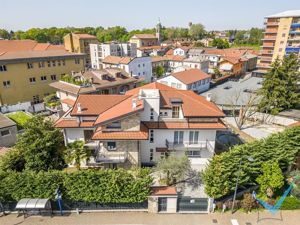 LIMBIATE CENTRO – ESCLUSIVO 3 LOCALI IN VILLA CON GIARDINO PRIVATO