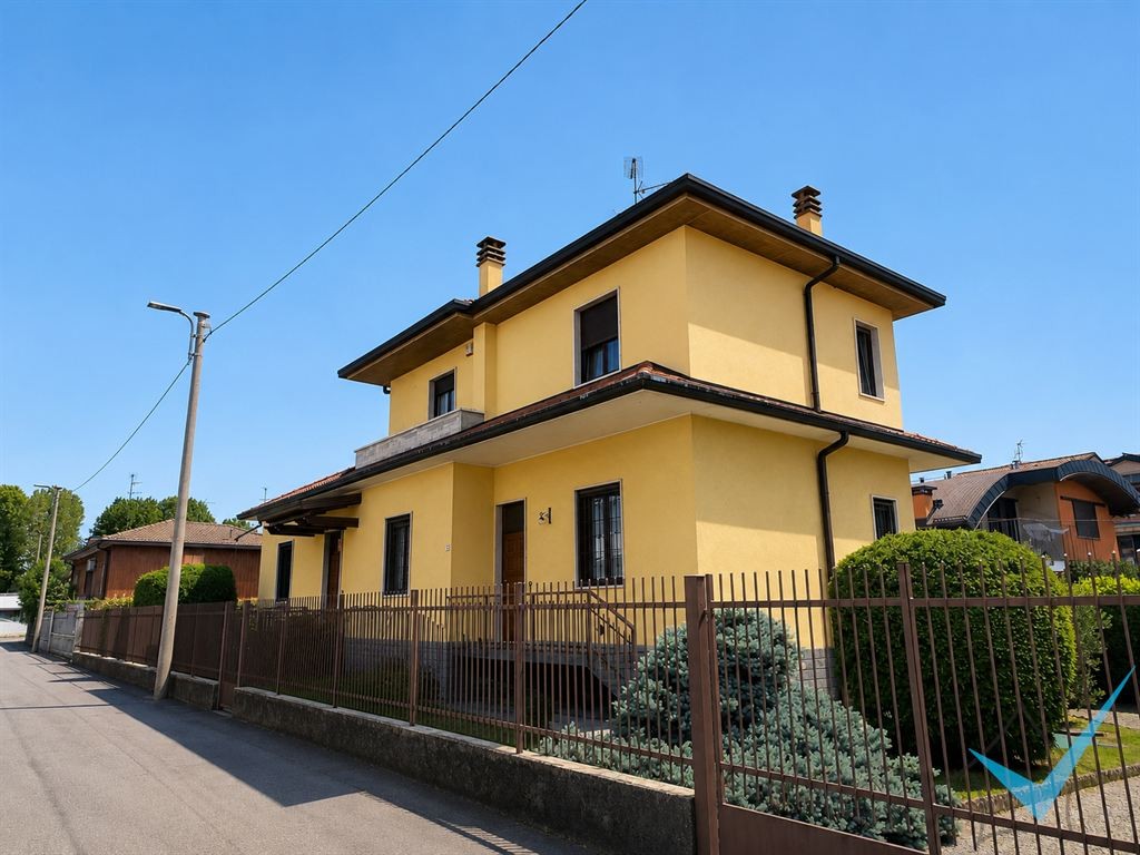 VILLA BIFAMILIARE CON GIARDINO PRIVATO---CENTRO LIMBIATE