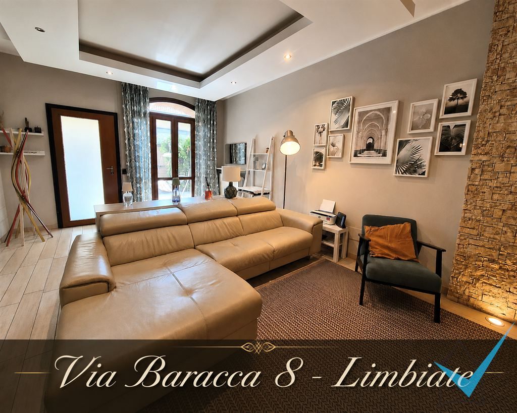 Elegante casa a schiera con terrazzo, taverna e posto auto