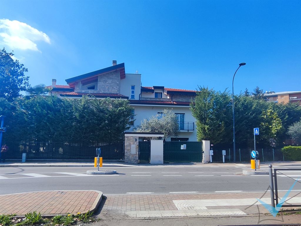 LIMBIATE CENTRO – ATTICO DI 4 LOCALI CON SOTTOTETTO